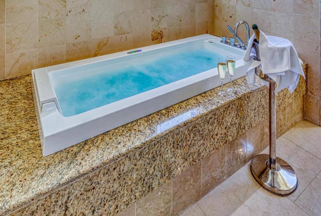 Queen Room Spa Bath